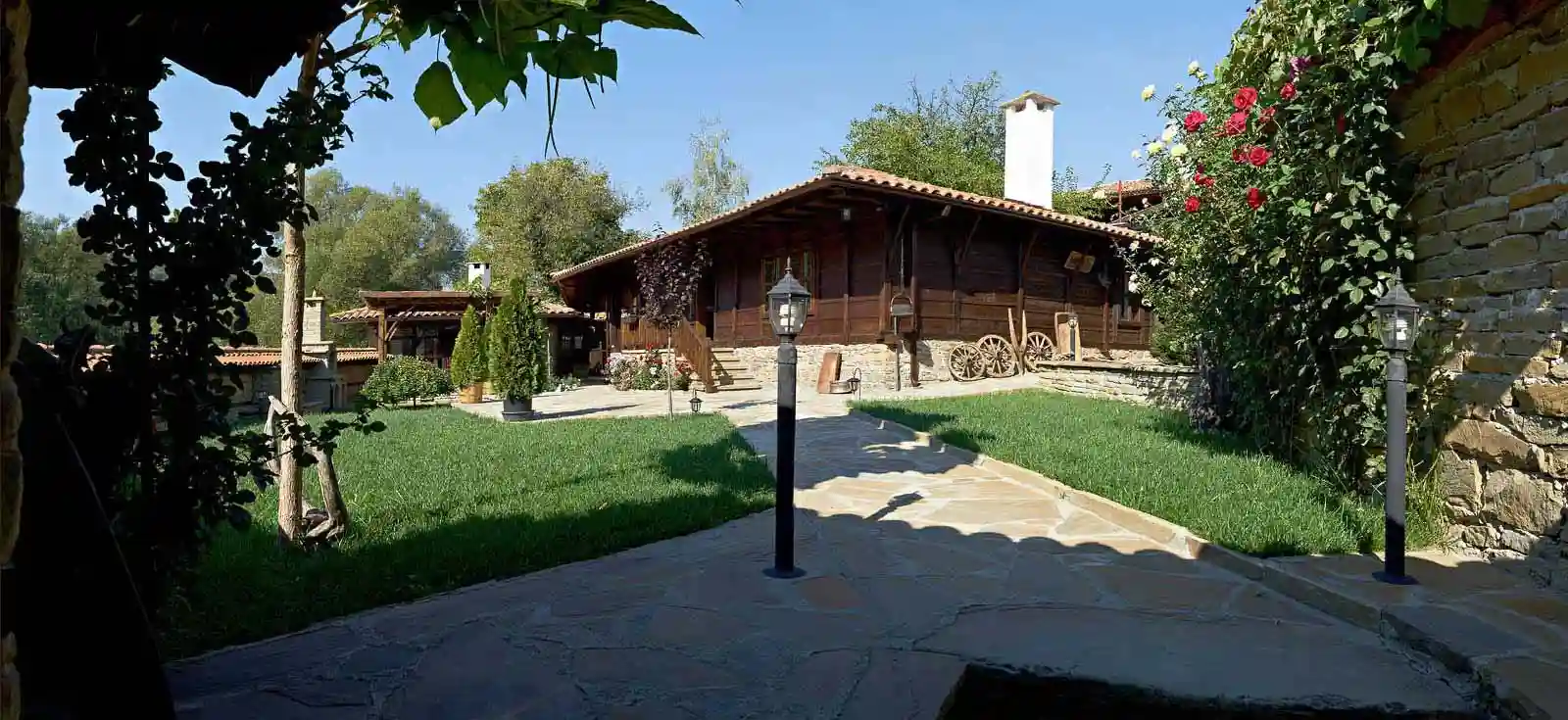 Панорама от двора на къщата за гости в Катунище